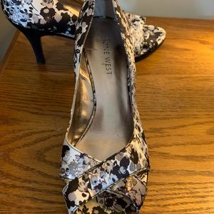 Nine West black floral pumps size 5